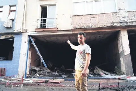 65 yaşındaki Emekli Astsubay Turhan Tekin, azgın sel sularına daldı! Yurtta mahsur kalan 19 kız öğrenciyi kurtardı-12