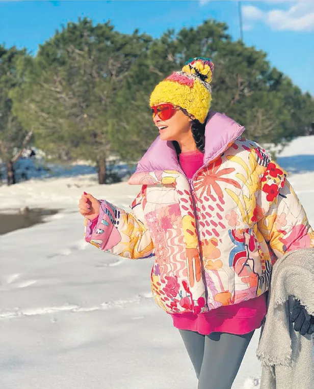 istanbula-beklenen-kar-geldi-unlu-guzeller-verdikleri-rengarenk-pozlarla-sosyal-medyayi-renklendirdi-1647286628937.jpg İstanbul'a beklenen kar geldi, ünlü güzeller verdikleri rengarenk pozlarla sosyal medyayı renklendirdi-2