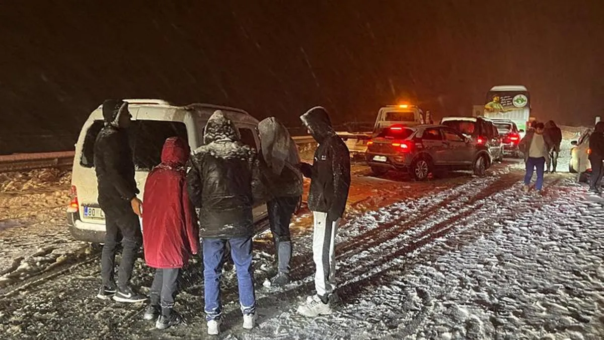Kar hayatı olumsuz etkiledi! Anadolu Otoyolu'nda ulaşım durma noktasına geldi! Ekipler hemen müdahale etti