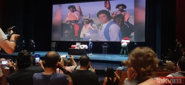 Cüneyt Arkın son yolculuğuna uğurlandı! Oğlu Murat Arkın babasına repliğiyle veda etti: Ağlamayın be, böyle insanlara ağıt değil destan yaraşır! - 13