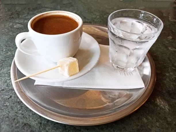 turk-kahvesinin-yaninda-neden-su-ikram-edilir-akliniza-gelenlerin-hicbiri-degil-meger-gercek-sebebi-1694505248729.jpg Aklınıza gelenlerin hiçbiri değil! Türk kahvesinin yanında su içmenin nedeni belli oldu! Meğer içinde bulunan...-4