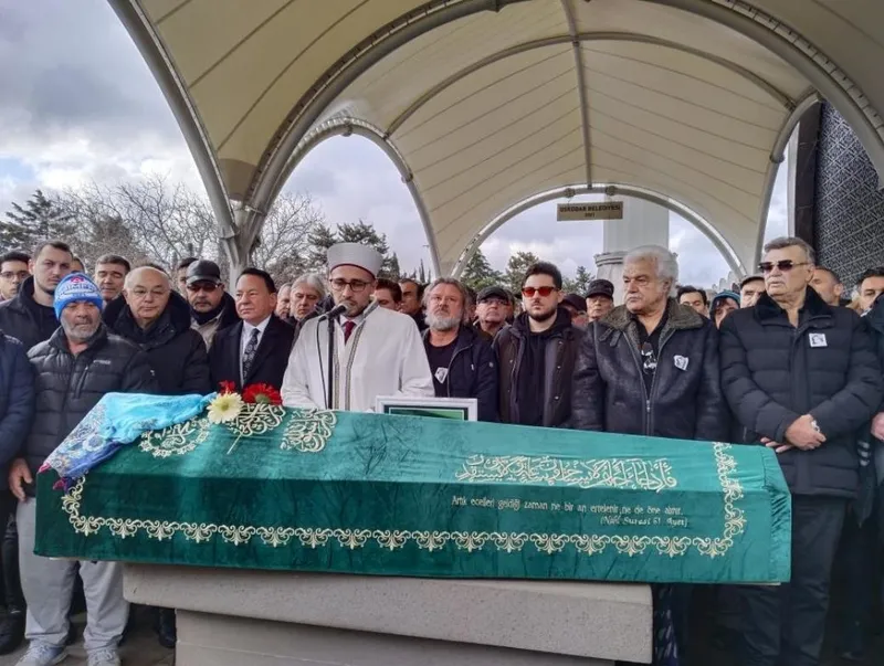 yesilcamin-gamzeli-guzeli-bahar-oztandan-aci-haber-61-yasinda-vefat-etti-unlulerden-bassagligi-mesaji-pinar-al-1711121116468.jpeg Yeşilçam'ın gamzeli güzeli Bahar Öztan son yolculuğuna uğurlandı! Sevenleri yalnız bırakmadı-12