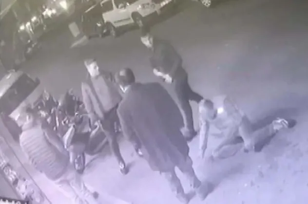 Son dakika: İstanbul Sarıyer'de silahlar konuştu! 2 kişinin vurulduğu olay kamerada