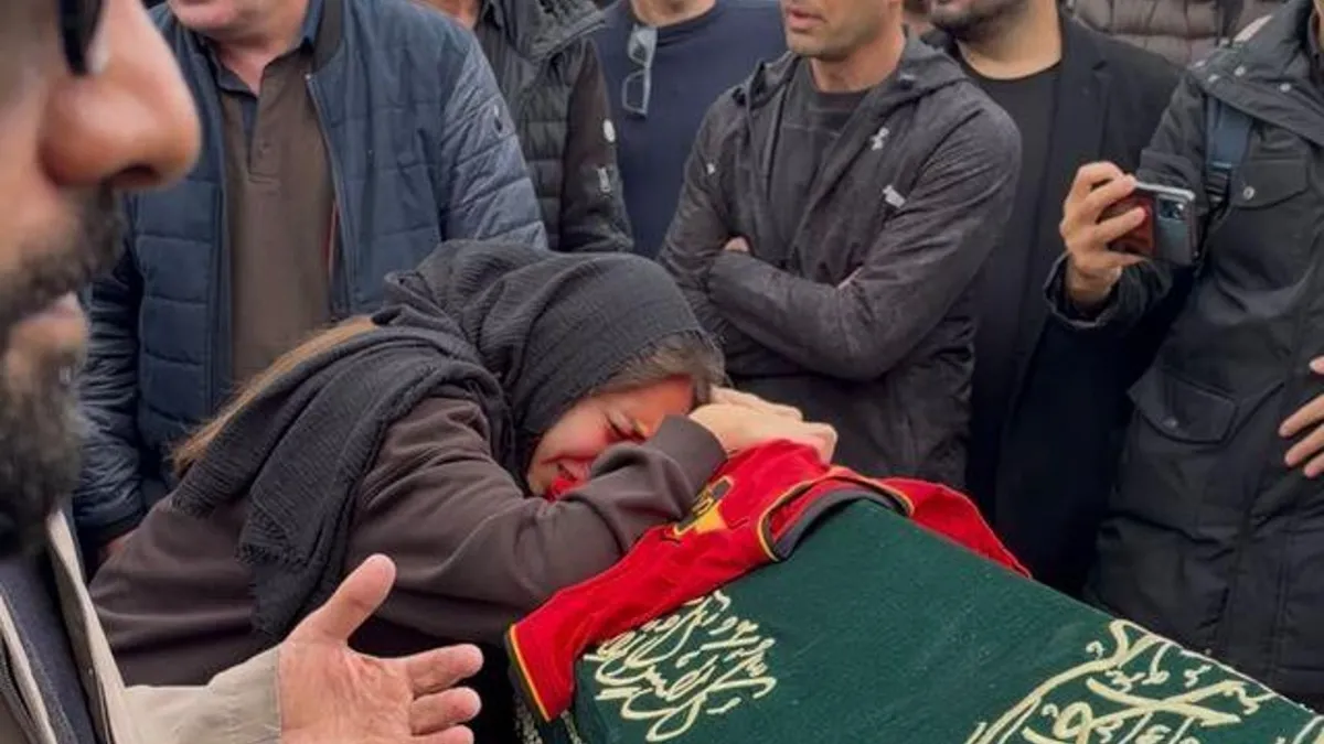 sarkici-nevzat-dogansoy-son-yolculuguna-ugurlandi-1792926510987.jpg Şarkıcı Nevzat Doğansoy son yolculuğuna uğurlanıyor: Cenaze töreninde konuşan acılı ağabeyi gözyaşlarına boğuldu-4