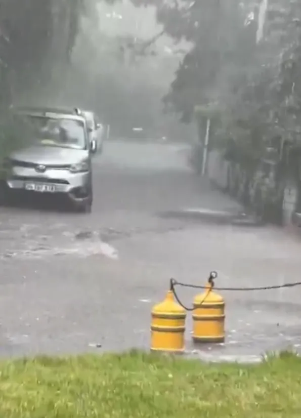 uyarilar-yapildi-istanbul-yagmura-yine-hazirliksiz-yakalandi-yollar-gol-hayat-felc-1783158614541.jpg Uyarılara rağmen İstanbul yağmura yine hazırlıksız yakalandı: Yollar nehir hayat felç-3