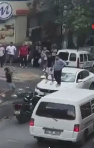 Motosikletle önünü kesip öldüresiye dövdüler! Hınçlarını alamayınca araca da taşla saldırdılar