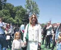 Kızı Vina ile etkinlikte görüntülenen oyuncu Müge Boz: Aklım evde Rika hasta