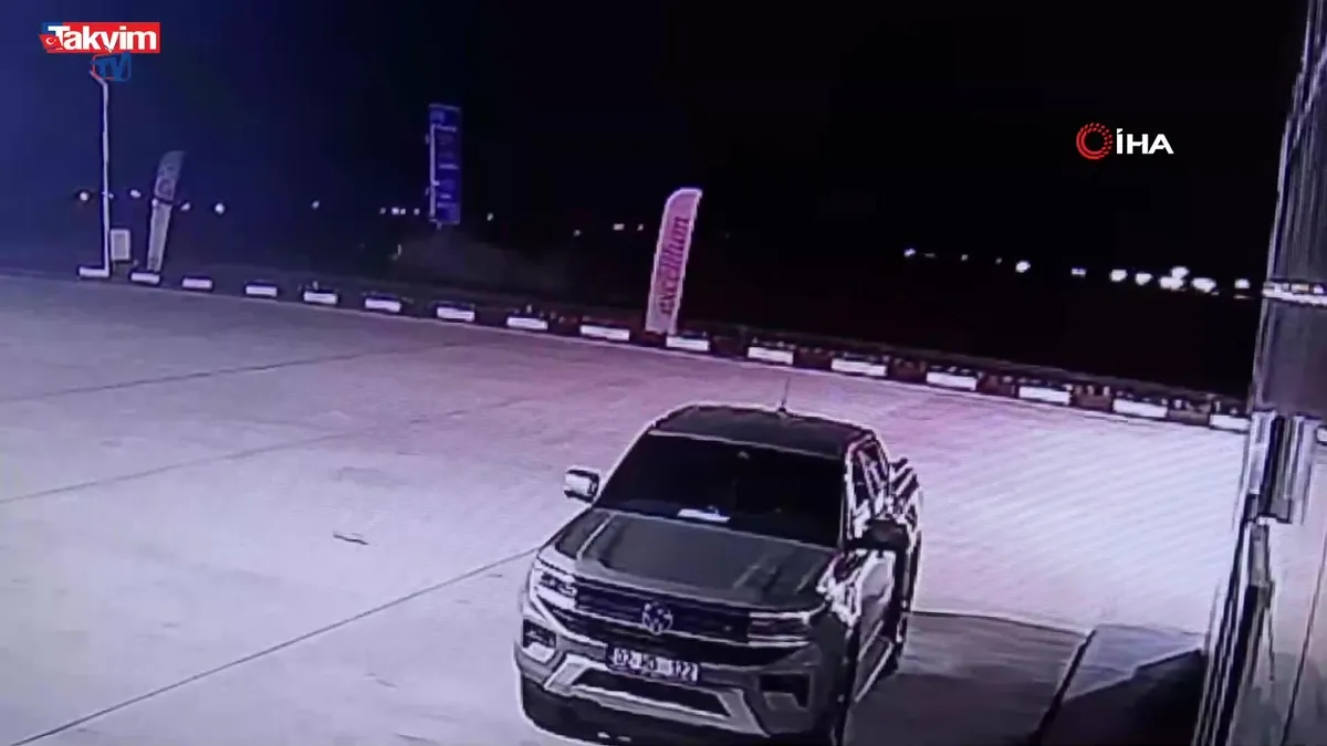 Feci kaza kamerada: Otomobil ikiye ayrıldı!