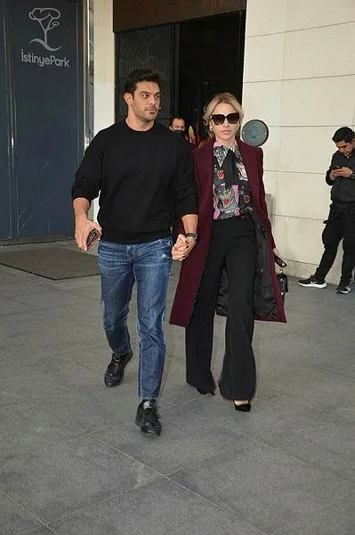 hadise-ve-mehmet-dincerler-arasindaki-kriz-buyuyor-unlu-popcu-adliyenin-yolunu-tuttu-1663185766224.jpeg Hadise ve Mehmet Dinçerler krizi iş insanına yaradı! 'Boşanma' iddiaları arasında açtığı yeni mekan dikkat çekti-7