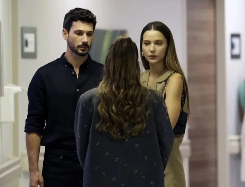 hudutsuz-sevda-oyunculari-ve-karakterleri-hudutsuz-sevda-35-bolum-yeni-sezonda-kimler-katildi-1727379800606.jpg Hudutsuz Sevda oyuncuları ve karakterleri! Hudutsuz Sevda 35. bölüm yeni sezonda kimler katıldı?-5