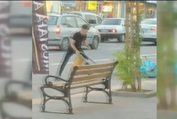 kahramanmarasta-tuhaf-olay-kaldirimdaki-cop-kutusunu-omuzuna-alip-goturdu-1625166381922.jpg Kahramanmaraş’ta tuhaf olay... Kaldırımdaki çöp kutusunu omuzuna alıp götürdü-1