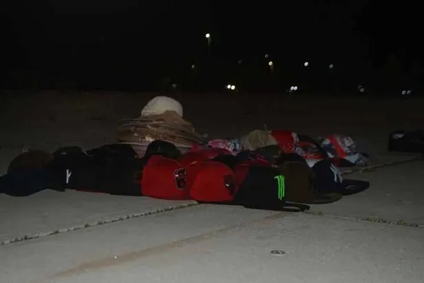 Dikkat çeken görüntü! Sel suları altında kalan çarşının ürünleri miting alanına serildi-3