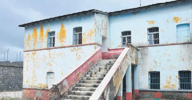 Kars’ta Çarlık Rusyası döneminde de kullanılan cezaevi harabeye döndü