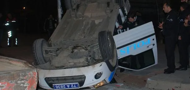 Polis aracı devrildi: 3 yaralı