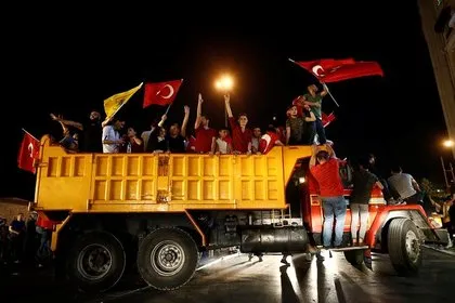 Türk milleti demokrasi nöbetinde!