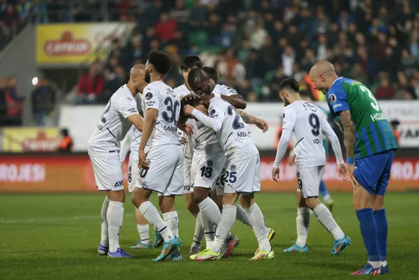 super-ligin-en-erken-sampiyonu-unvani-fenerbahcede-kaldi-1650705755266.jpg 'Süper Lig'in en erken şampiyonu' unvanı Fenerbahçe'de kaldı-4