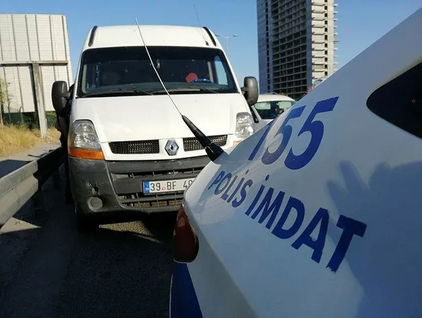 TEM Otoyolu üzerinde terk edilen minibüsten kaçak göçmenler çıktı-4