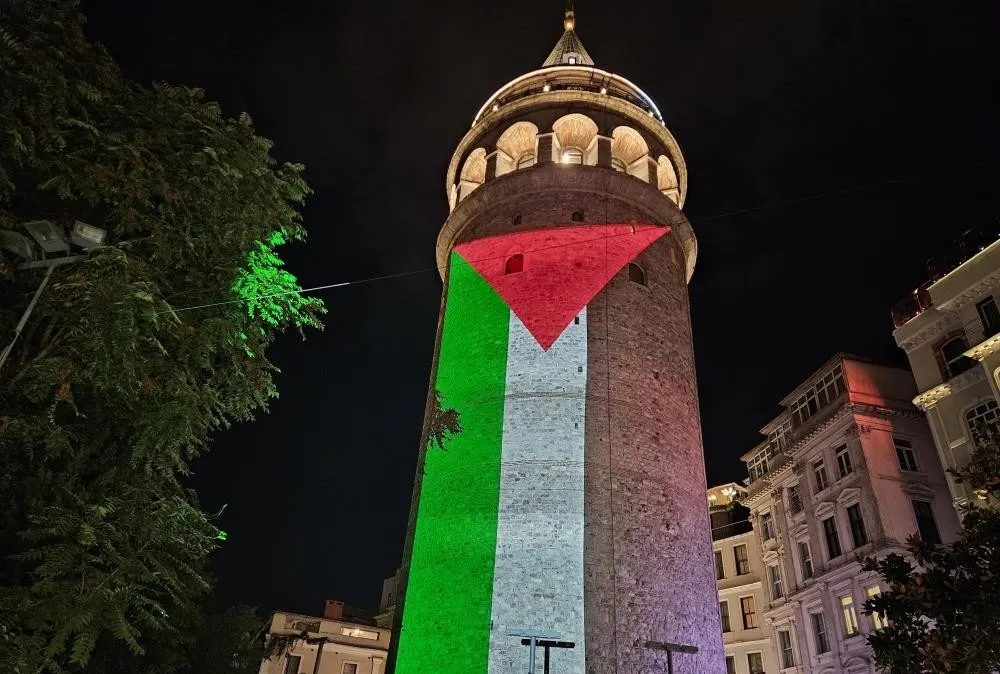 Galata Kulesi’ne Filistin Bayrağı yansıtıldı