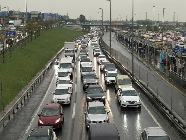 istanbulda-yagisli-hava-trafigi-felc-etti-yogunluk-yuzde-80i-asti-1602256669411.jpeg İstanbul'da yağışlı hava trafiği felç etti! Yoğunluk yüzde 80'e ulaştı-2