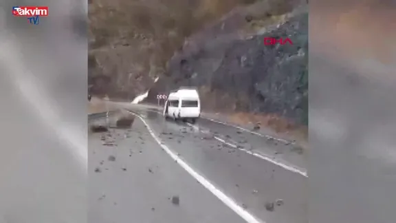Artvin'de yamaçtan kopan kaya minibüse isabet etti