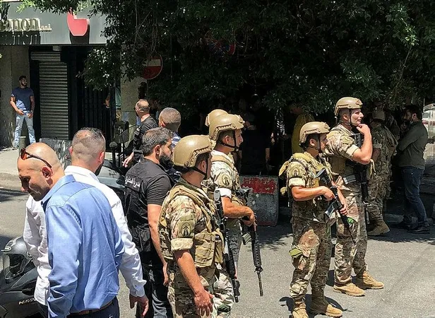 lubnanda-rehine-krizi-hesabindaki-parayi-cekemedigi-iddia-eden-sahis-bankada-ates-acti-1660223065296.jpeg Lübnan'da rehine krizi! "hesabındaki parayı çekemediği" iddia eden şahıs bankada ateş açtı-2