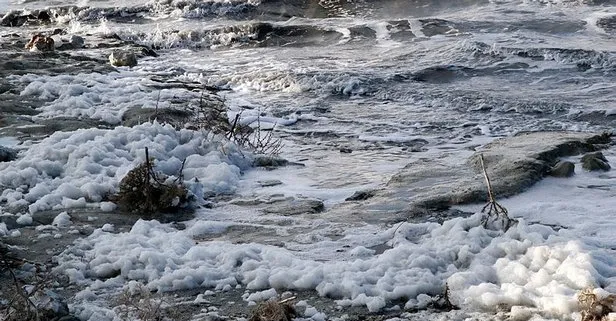 Burdur’da göl köpürdü, halk panik yaşadı! Rahatlatan açıklama geldi