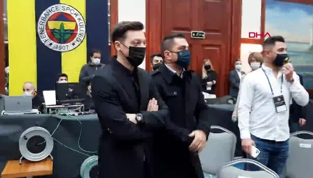 Mesut Özil Fenerbahçe'ye imza atacağı tören alanına ailesiyle geldi