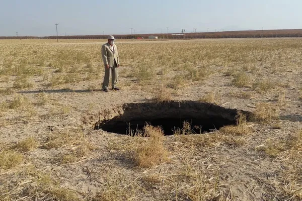konyanin-karapinar-ilcesinde-15-metre-derinliginde-obruk-olustu-1605511854993.jpg Konya'nın Karapınar ilçesinde 15 metre derinliğinde obruk oluştu-2