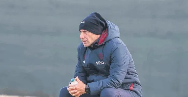 Trabzonspor Teknik Direktörü Abdullah Avcı'dan Beşiktaş maçı öncesi oyuncularla toplantı yaptı