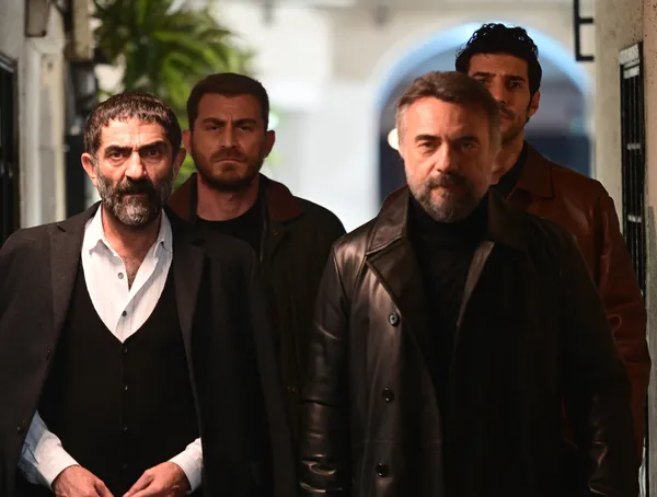 ben-bu-cihana-sigmazam-14-bolum-fragmani-yayinlandi-siki-bir-terbiyeden-gecirelim-hepsini-1671385025750.jpg Ben Bu Cihana Sığmazam 14. bölüm fragmanı yayınlandı: “Sıkı bir terbiyeden geçirelim hepsini”-3