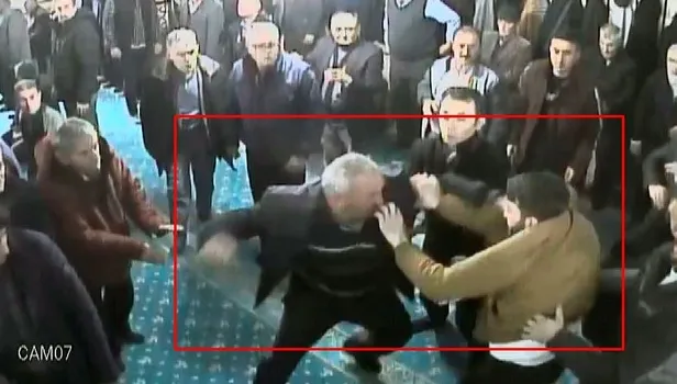 Cuma namazında husumetliler birbirine girdi! Camideki kavga kamerada