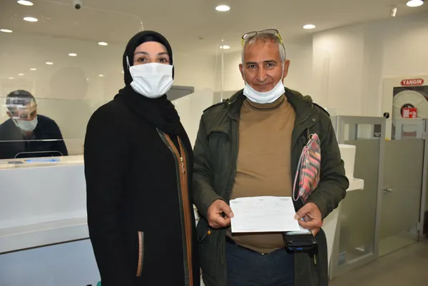 bunu-herkes-yapmaz-hesabina-yanlislikla-yatan-20-bin-dolari-iade-etti-1612592456259.jpg Bunu herkes yapmaz! Hesabına yanlışlıkla yatan 20 bin doları iade etti-2