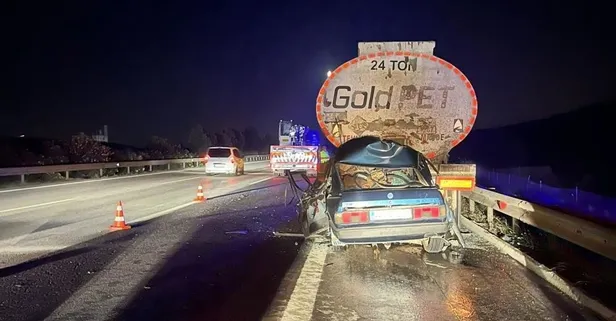 Tankere arkadan çarpan otomobil kağıt gibi ezildi: 3 ölü