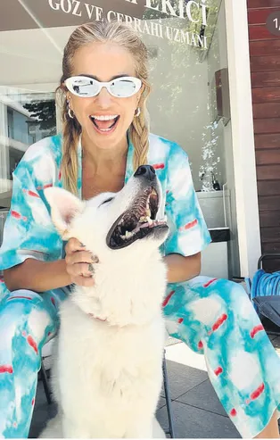 Burcu Esmersoy hayvan sevgisiyle bir kez daha gönülleri fethetti! Görme kaybı olan terk edilmiş köpeği...