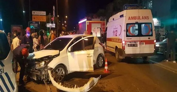 Elazığ’da hafif ticari araç, otomobile çarptı: 2 yaralı
