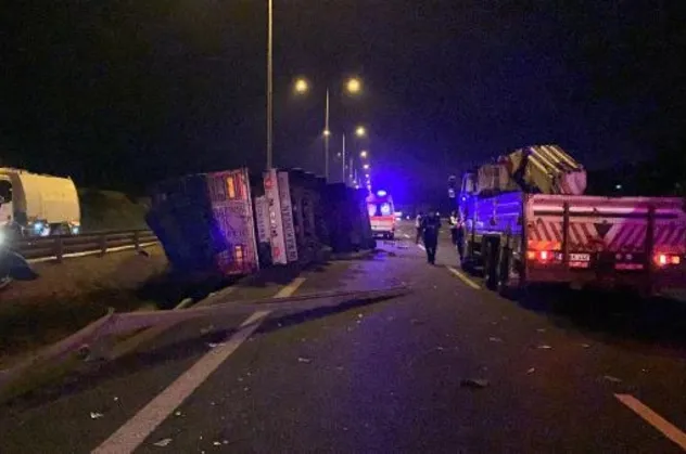 Kuzey Marmara Otoyolu'nda feci trafik kazası: Tır devrildi şoför hayatını kaybetti yedek şoför yaralı...