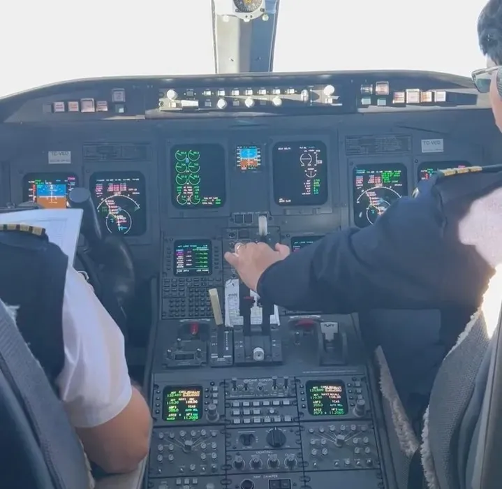 uyusturucu-agi-ibbye-sicradi-imamoglunun-londraya-milyonlar-kacirdigi-jetten-hangi-unluler-cikti-villada-ve-ya-1768109745217.jpeg Uyuşturucu ağı İBB'ye sıçradı! İmamoğlu'nun Londra'ya milyonlar kaçırdığı jetteki ünlüler sorguda: Villada ve yatta "SİSTEM" partileri-5