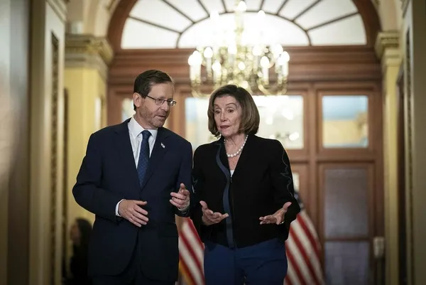 abdde-temsilciler-meclisi-baskani-nancy-pelosinin-esi-paul-pelosi-silahli-saldiriya-ugradi-1666964688234.jpeg ABD'yi ayağa kaldıran olayda bomba detay! Asıl hedef Nancy Pelosi'ymiş: Saldırganın ilk sözleri ortaya çıktı-4