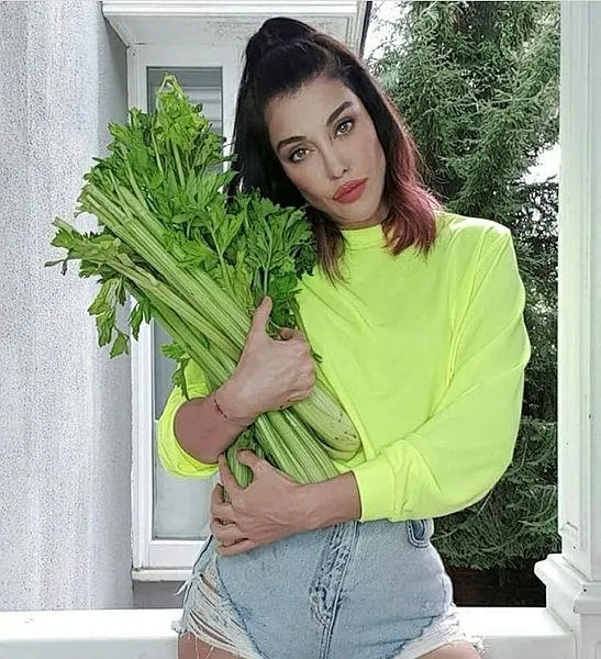 Virüs Deniz Akkaya'nın ciğerlerine indi: Deniz Akkaya'nın tasarım maskeleri işe yaramadı-12