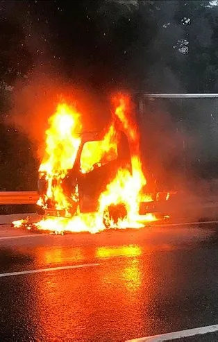 Son dakika: Esenler’de kamyonet alev alev yandı