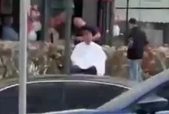 Depreme yakalandı tıraşa dükkan önünde devam etti