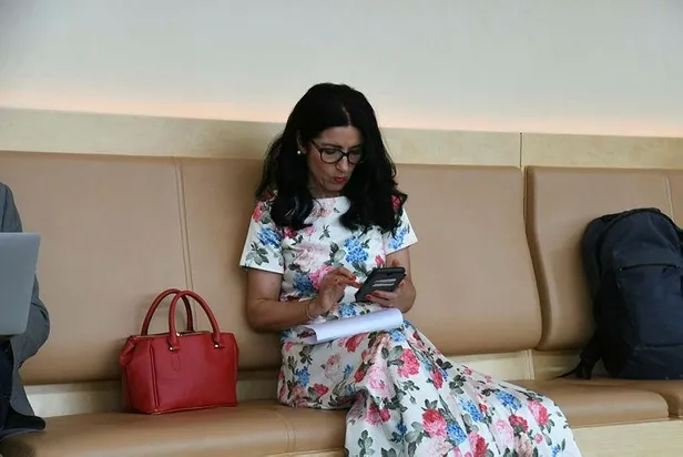 İsveç'te terör destekçisi bağımsız milletvekili Amineh Kakabaveh hükümete parmak sallıyor!-2