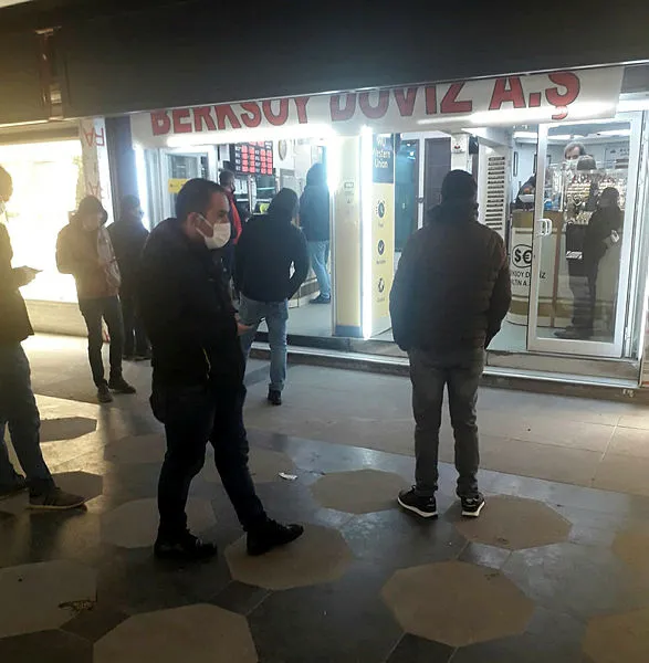 dolar-gercek-degerine-dusmeye-basladi-millet-doviz-burolarina-kosturdu-1640115638400.jpg Dolar gerçek değerine düşmeye başladı! Millet döviz bürolarına koşturdu-3