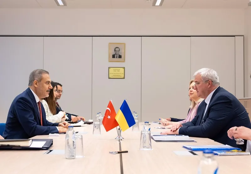disisleri-bakani-hakan-fidan-nato-disisleri-bakanlari-aile-fotografinda-yer-aldi-1743693698390.jpeg
