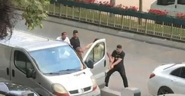 Dehşete düşüren anlar! Sultangazi'de sürücüyü araçtan indirip dövdüler
