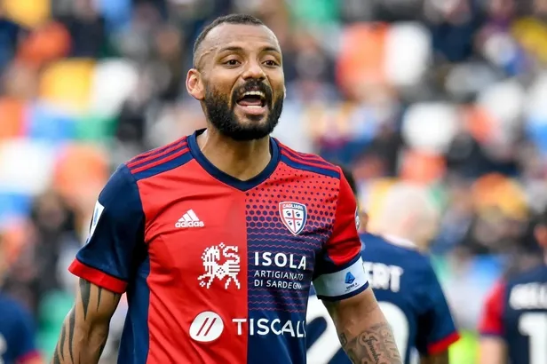 galatasaray-cagliari-formasi-giyen-joao-pedro-icin-italyaya-cikarma-yapti-1657146755819.jpeg Galatasaray Cagliari forması giyen Joao Pedro için İtalya'ya çıkarma yaptı...-4