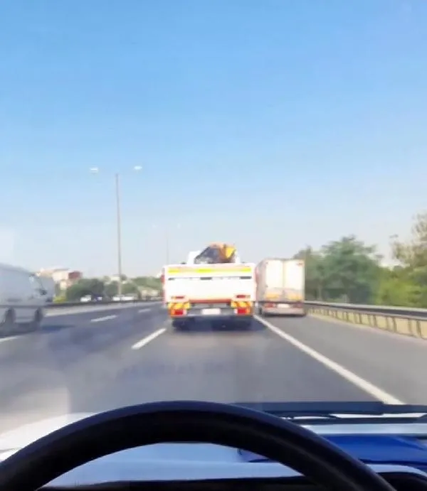 TEM Otoyolu'nda dehşet anları! Tartıştığı kamyonetliyi bariyere sürükledi-2