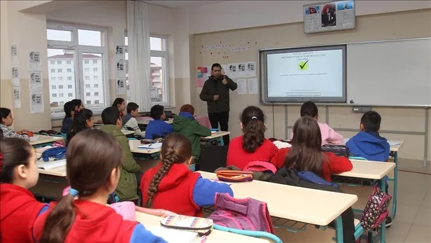 Son dakika: Öğretmenliği kariyer meslek haline getiren “Öğretmenlik Meslek Kanunu” komisyonda kabul edildi!-5