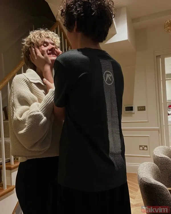 Araç İçinde Çekilen Videoda Bergüzar Korel, Ali'ye Dönerek, "Sana Bırakıyorum, Benim Sevdiğimi Düşündüğün Bir Şarkı Açacaksın. Ama Bana Söyleme" Diyerek Topu...