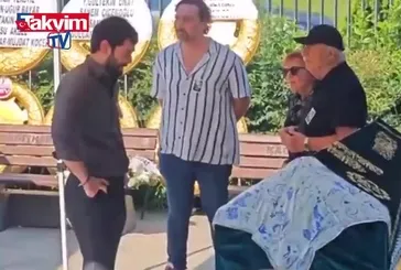Akın Akınözü annesinin tabutu başında gözyaşlarına boğuldu!